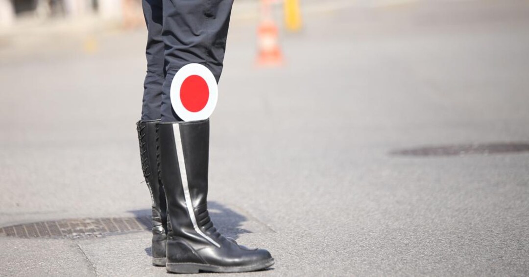 Peculato per il poliziotto che vende online stivali e abiti di